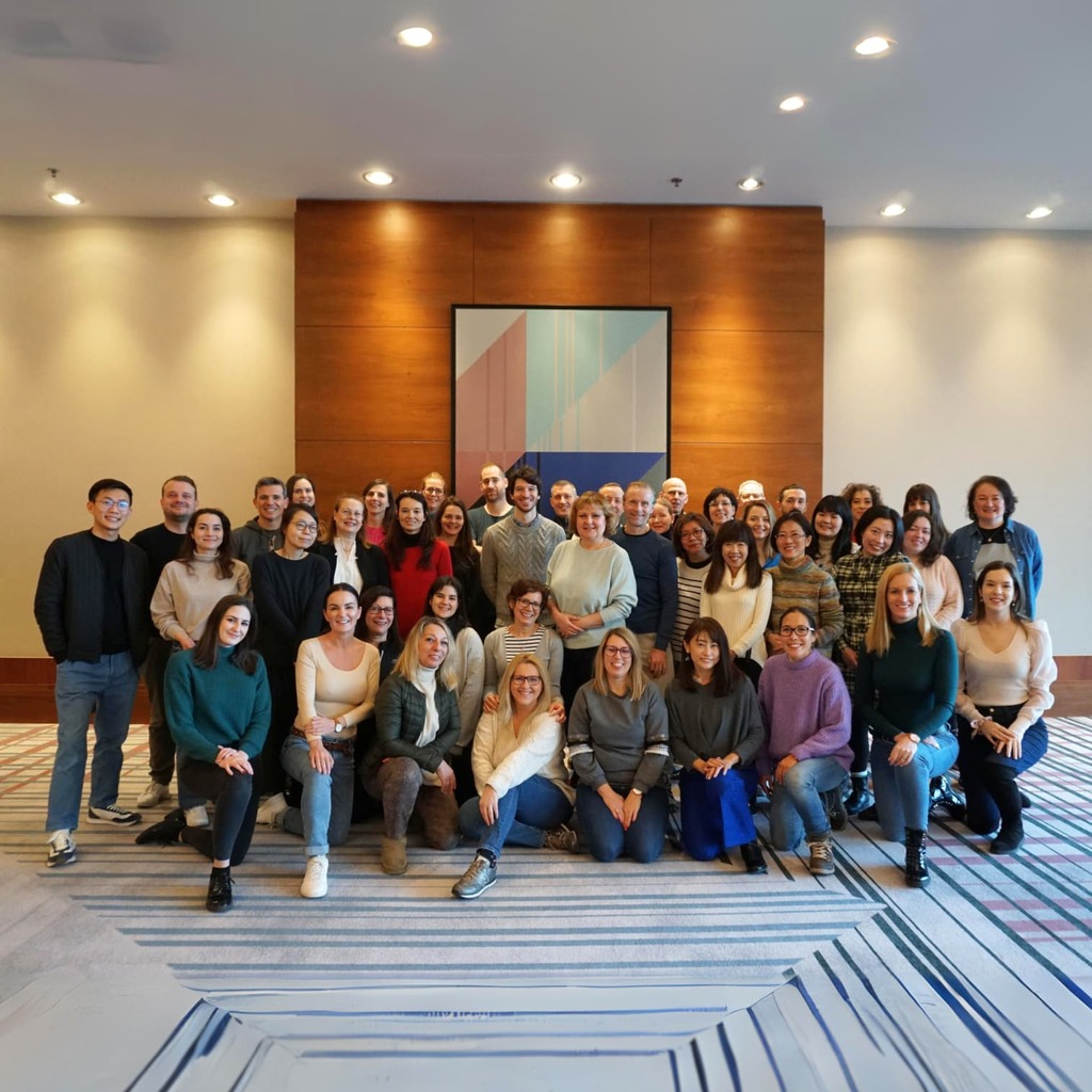 Gruppebillede af Japanspecialist-teamet, der smiler sammen.