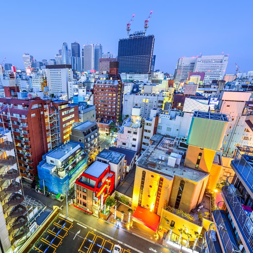 Shinjuku, Tokyo, Japan bybillede i skumringen