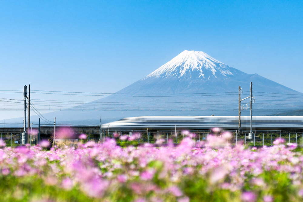 Shinkansen-toget kører forbi Fuji-bjerget