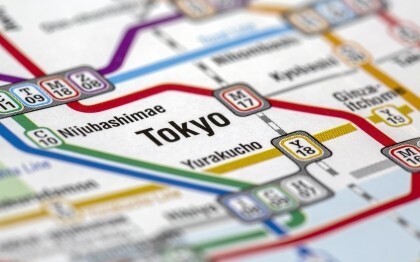 Kort over Tokyos metrosystem med toglinjer og stationer