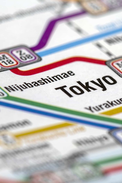 Kort over Tokyos metrosystem med toglinjer og stationer