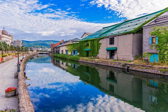 Otaru-kanalen er omgivet af farverige pakhuse