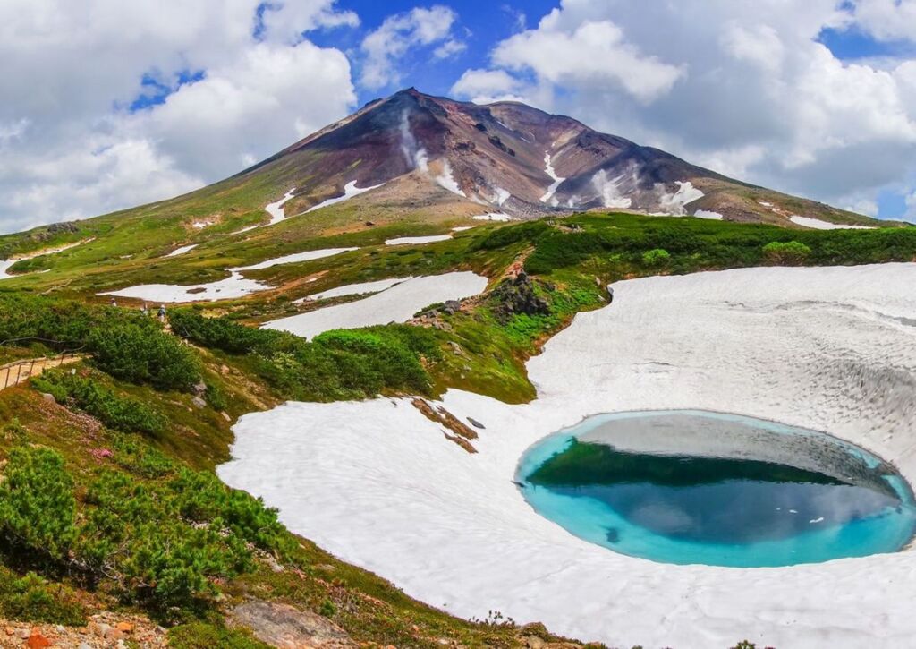 Asahidake-bjerget med blå dam