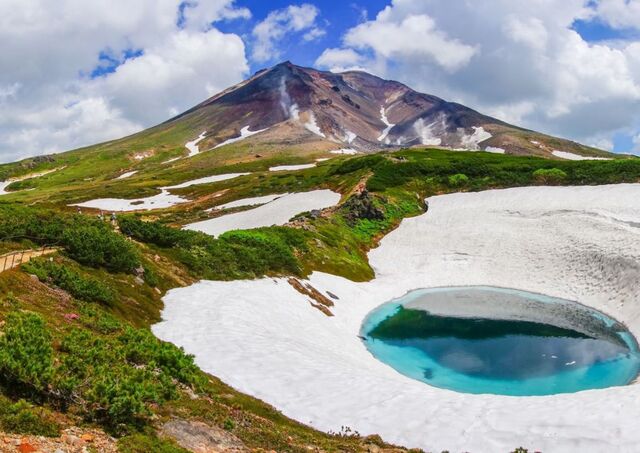 Asahidake-bjerget med blå dam