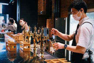 Bartendere på Sapporos ølmuseum