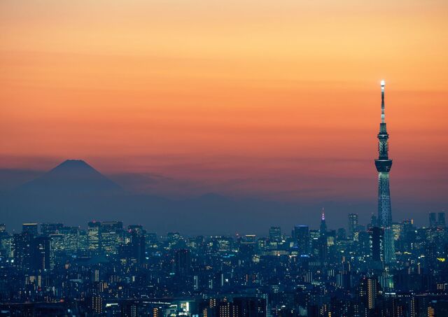 Tokyo Skytree med byen og Mt. Fuji i horisonten under solnedgang
