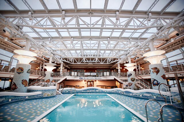 Diamond Princess luksuskrydstogtskibets indendørs swimmingpool