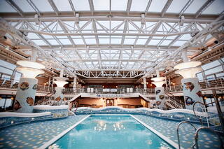 Diamond Princess luksuskrydstogtskibets indendørs swimmingpool