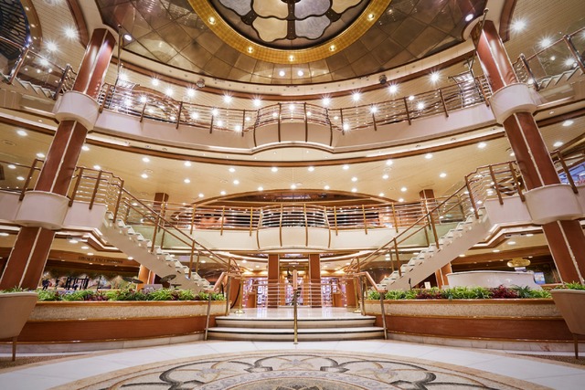 Diamond Princess’ elegante atrium