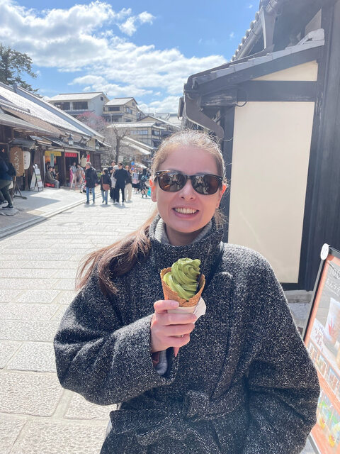 Nyder en matcha soft cream på vej til Kiyomizu-dera templet, Kyoto 