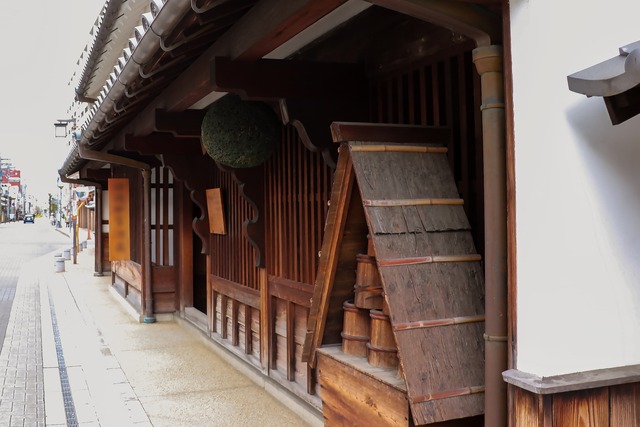 Gammelt sake-bryggeri med sugidama (cedertræskugle)