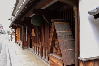 Gammelt sake-bryggeri med sugidama (cedertræskugle)