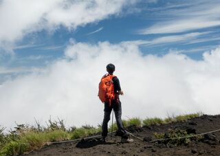 Trekking op ad Yotei-bjerget
