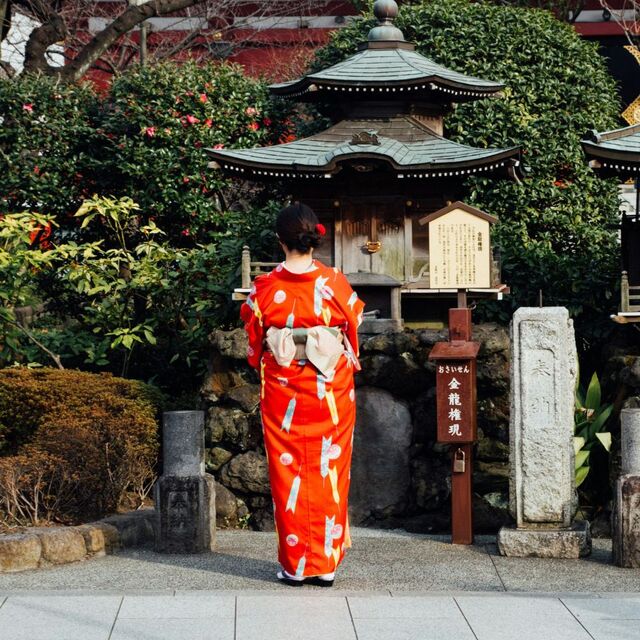 Kvinde i traditionel japansk kimono