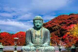 Den Store Buddha-statue i Kamakura om efteråret 