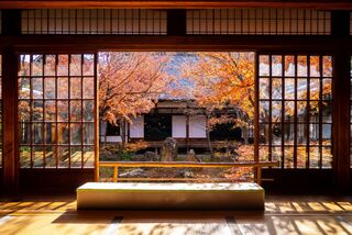 Efterårsstemning set fra en traditionel japansk bygning 