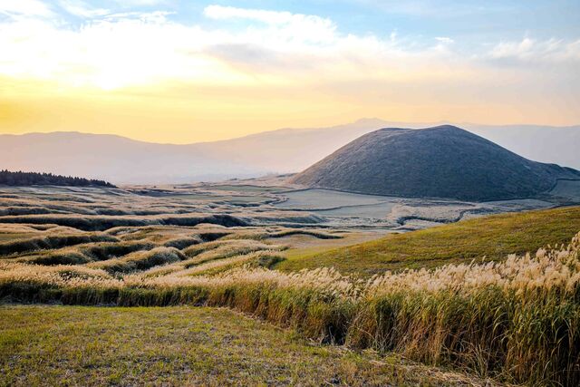Efterårslandskab ved Aso-vulkanen i Kumamoto 
