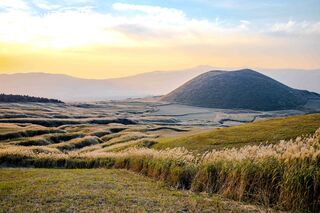 Efterårslandskab ved Aso-vulkanen i Kumamoto 