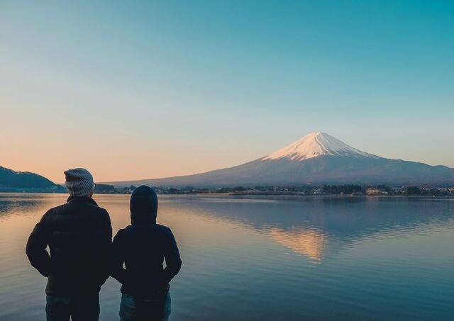 Par står foran Mount Fuji