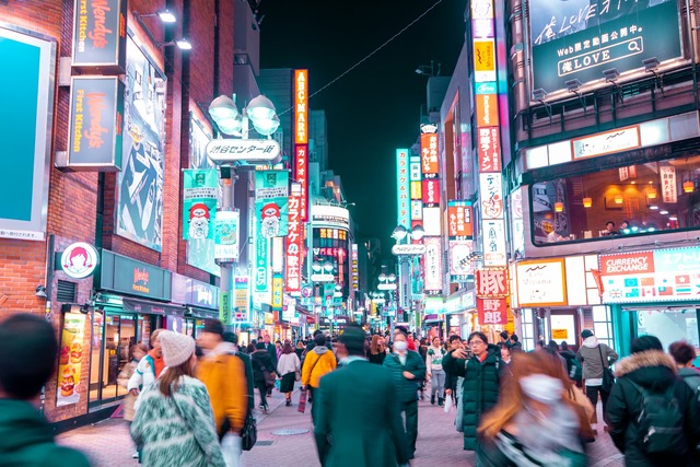 Neonskilte og mennesker i gaderne i Tokyo 