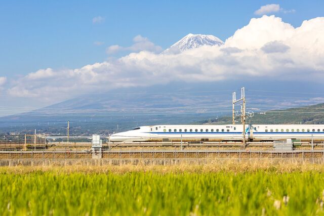 Det japanske højhastighedstog Shinkansen som kører forbi Mount Fuji