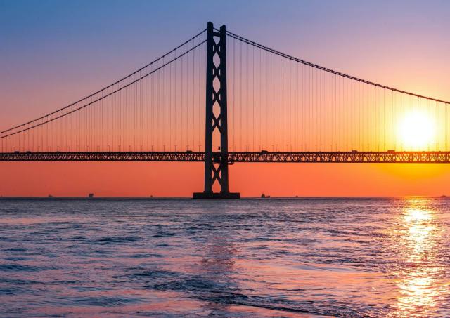 Akashi Kaikyo broen ved solnedgang