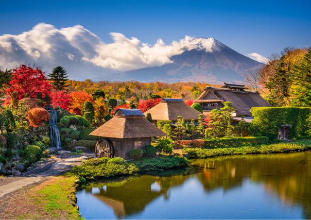Landsbyen Oshino Hakkai, med Mount Fuji om efteråret