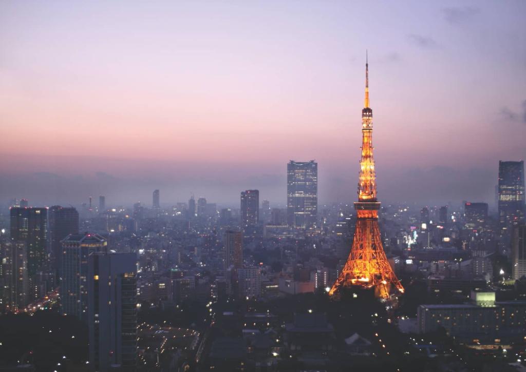 Tokyo Tower oplyst om natten