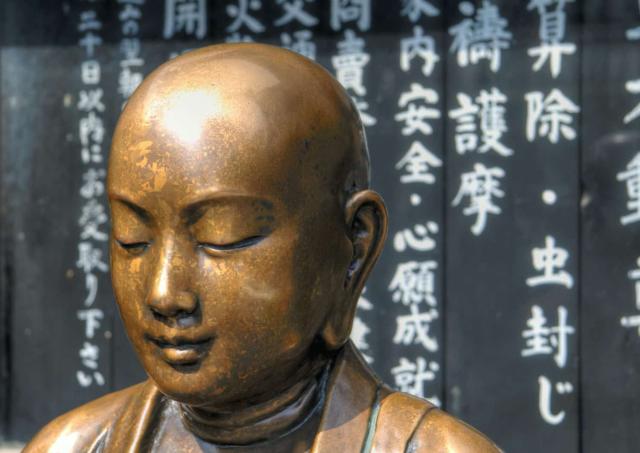 Kobberbuddha nær Senso-ji templet i Tokyo