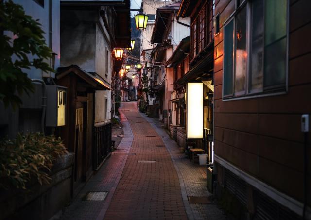 Baggårdene i Shibu Onsen om aftenen