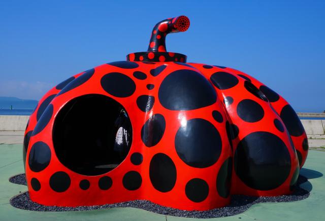 Yayoi Kusamas røde græskarskulptur, Benesse Art Site, Naoshima