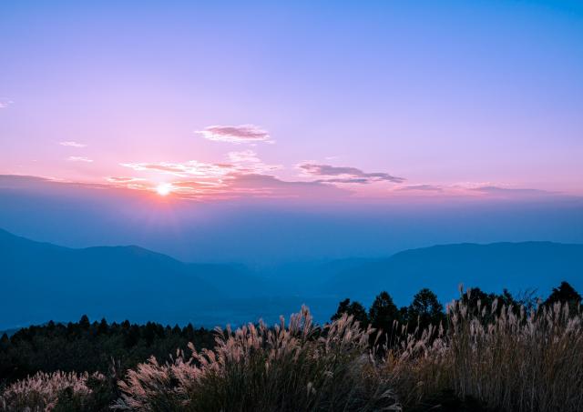 Solnedgang over Mount Asos ydre krater