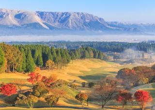 Man kan spille golf nedenfor Aso vulkanen