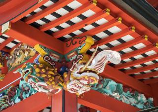 De kunstfærdige detaljer på Kirishima Jingu helligdommen