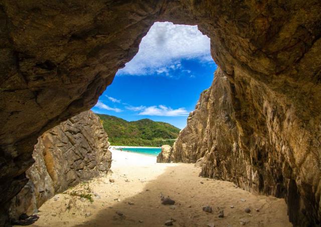 Klippetunnel, der fører til Aharen strand