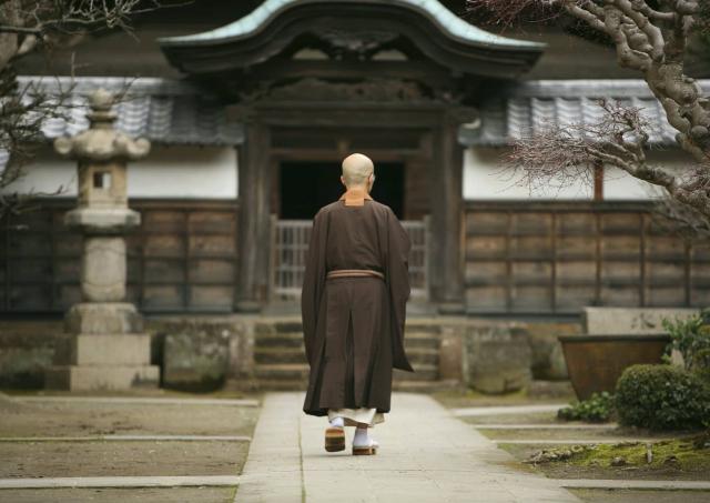 En munk på klosterets gårdsplads, Kamakura