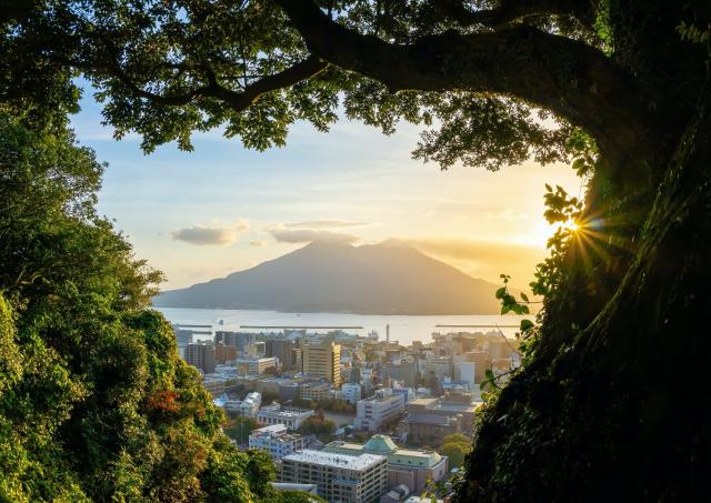 Kagoshima by med Sakurajima i baggrunden