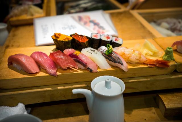 Frisk sushi på Tsukiji markedet, Tokyo