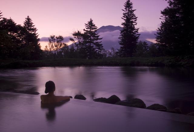 Afslapning i en varm kilde, Niseko