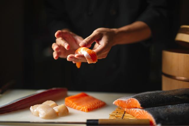 Frisk sushi på Tsukiji-markedet, Tokyo