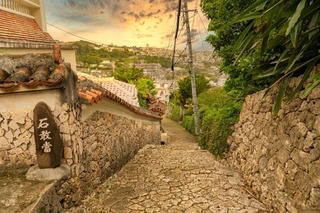 Solnedgang fra Shurikinjos stenbelagte vej, Naha, Okinawa