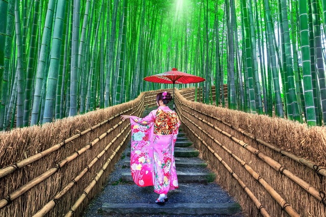 Kvinde i kimono i Arashiyama